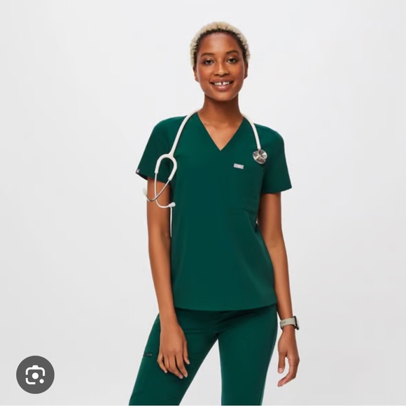 Forest green Catarina one pocket scrub top - Xs ** BRAND NEW condition ** - Picture 1 of 2